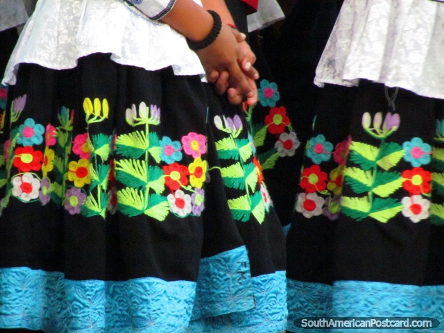 La flor coloreada diseña en los vestidos tradicionales llevados en un festival en Chimbote. (640x480px). Perú, Sudamerica.