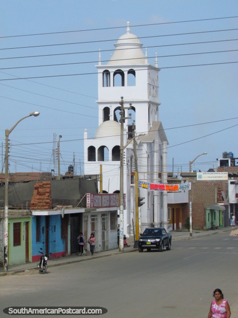 Iglesia blanca en Chao, una pequeña ciudad entre Chimbote y Trujillo. (480x640px). Perú, Sudamerica.