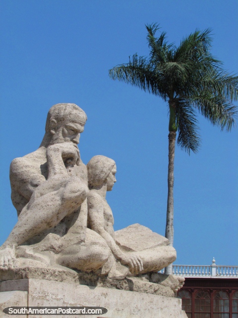 'O Homem que Pensa', monumento na Plaza de Armas em Trujillo. (480x640px). Peru, América do Sul.