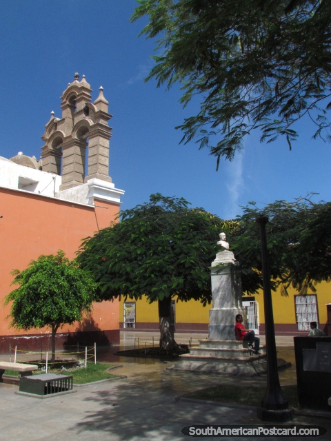 Plazuela de la Merced y la iglesia en Trujillo. (480x640px). Perú, Sudamerica.
