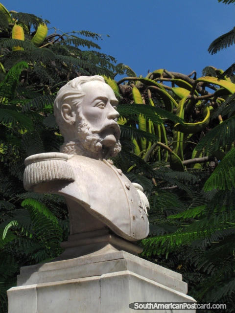 Ricardo O'Donovan (1836-1880) monumento, lder militar, nascido em Trujillo. (480x640px). Peru, Amrica do Sul.