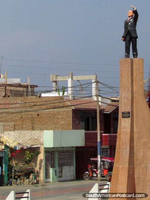 Monumento de un hombre en una pequeña ciudad al norte de Trujillo. (480x640px). Perú, Sudamerica.