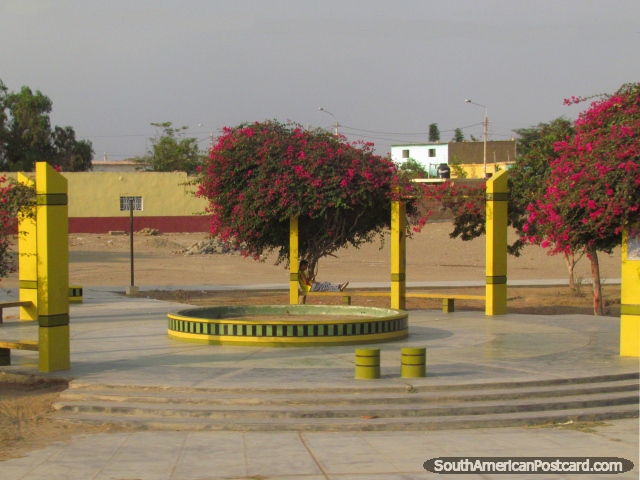 Praça pública com flores rosa em Ucupe, ao sul de Chiclayo. (640x480px). Peru, América do Sul.
