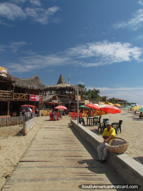 Barras e restaurantes atrs de praia de Mancora. (480x640px). Peru, Amrica do Sul.