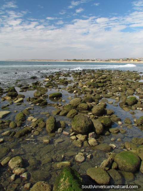 Rochas no fim do sul da praia em Mancora. (480x640px). Peru, América do Sul.