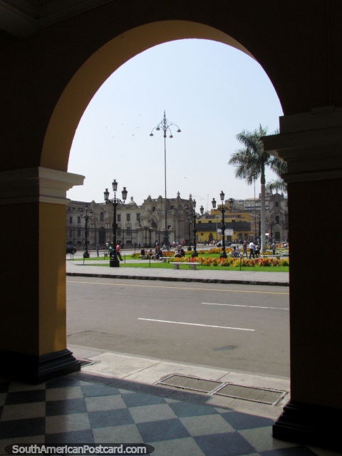 Visão por um arco em Lima central, Praça de Armas. (480x640px). Peru, América do Sul.