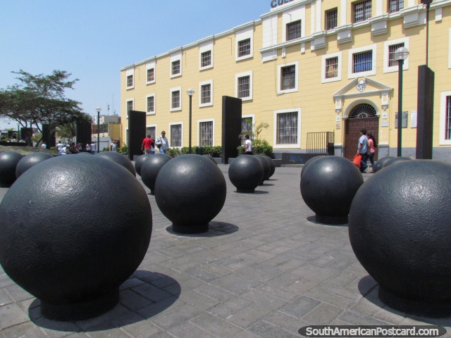 Enormes bolas de boliche prontas e enfileiradas para impressionar pessoas em Lima. (640x480px). Peru, América do Sul.