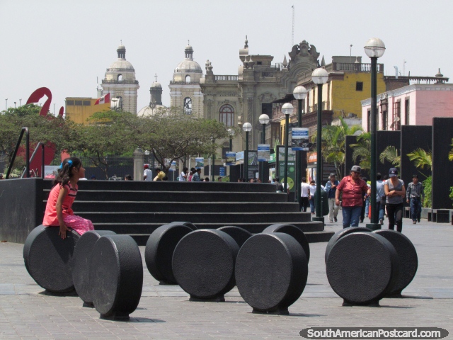 Un manojo de objetos en forma de moneda grandes en Parque Rimac en Lima. (640x480px). Perú, Sudamerica.