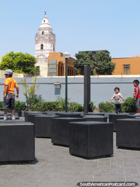 Caixas pretas, diverso para as crianas no Parque Rimac, em Lima. (480x640px). Peru, Amrica do Sul.
