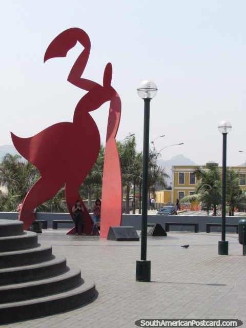 Figura enorme obra de arte vermelha no Parque Rimac, no centro de Lima. (480x640px). Peru, América do Sul.