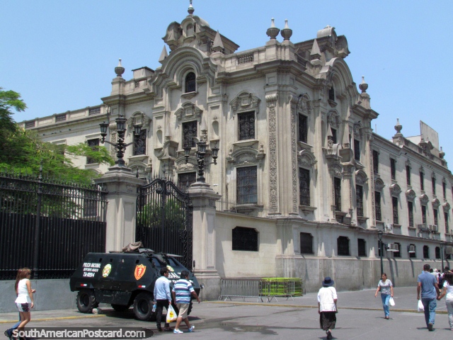 Piedra edificio histrico cerca de la plaza principal en Lima. (640x480px). Per, Sudamerica.