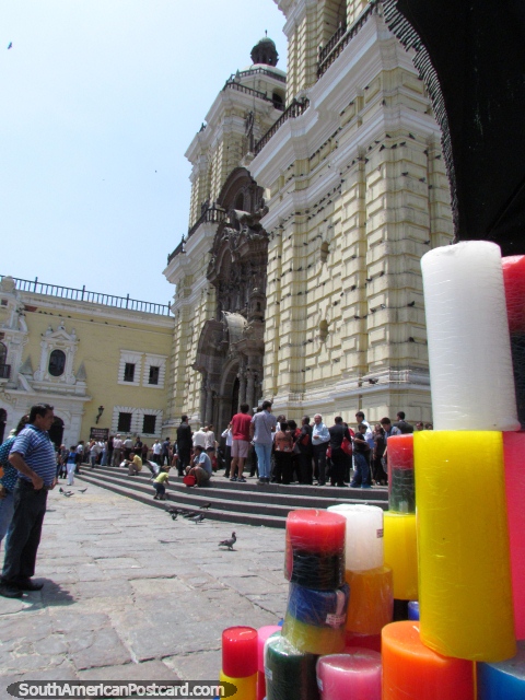 Velas e pessoas do lado de fora da igreja de Convento de San Francisco em Lima. (480x640px). Peru, América do Sul.