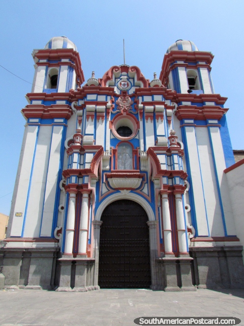 Igreja azul e branca Igreja Trinitarios em Lima. (480x640px). Peru, América do Sul.
