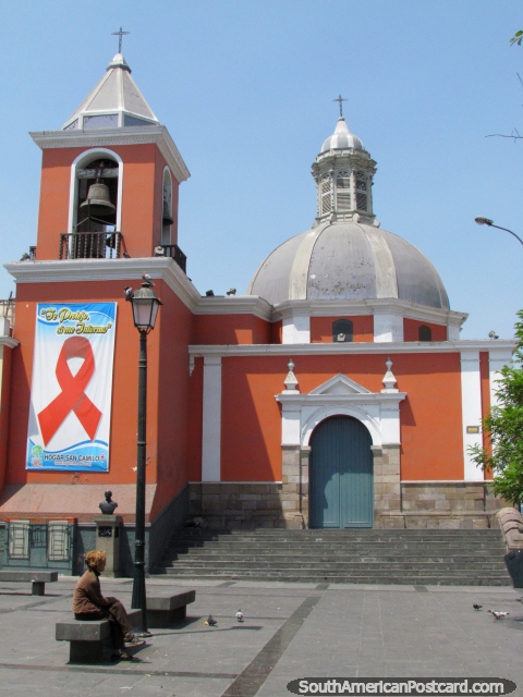 Iglesia naranja con cúpula y campanario en Lima - Iglesia de la Buena Muerte. (480x640px). Perú, Sudamerica.