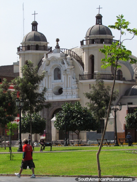 Igreja em parque universitário em Lima. (480x640px). Peru, América do Sul.