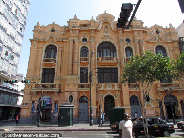 Um edifcio histrico cor-de-laranja construdo em 1924 em Lima. (640x480px). Peru, Amrica do Sul.