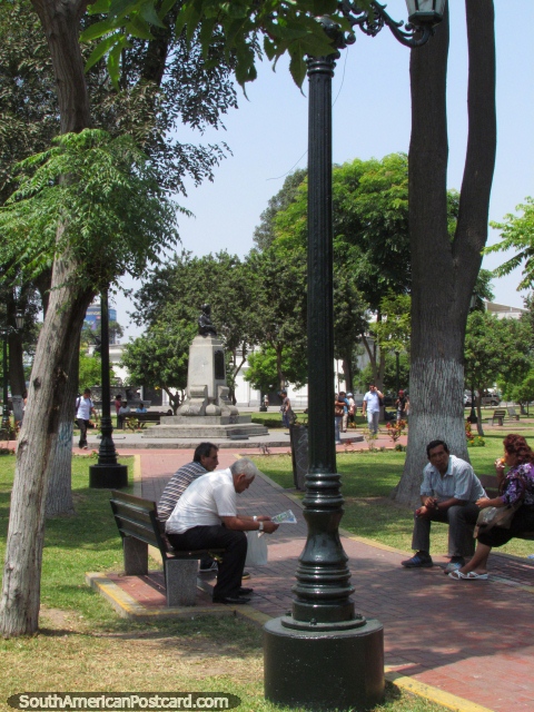 Un parque agradable, popular entre vecinos en Lima. (480x640px). Per, Sudamerica.