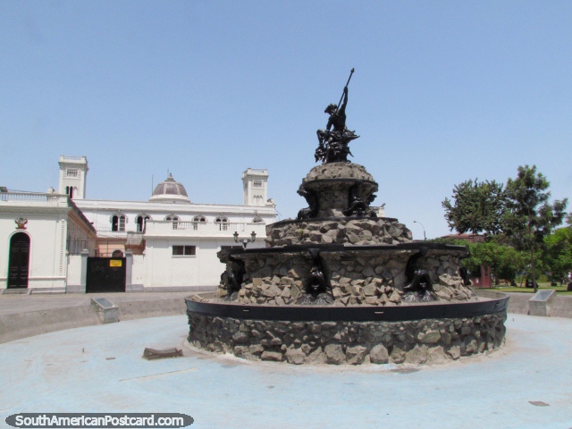 Um monumento militar e fonte no parque em Lima - Parque Juana Larco De Dammert. (640x480px). Peru, América do Sul.