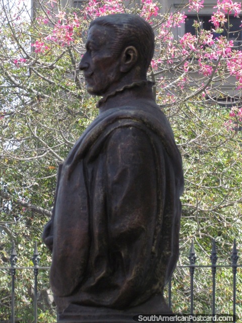 Garcilaso de la Vega (1539-1616) estatua en Lima, un escritor. (480x640px). Per, Sudamerica.