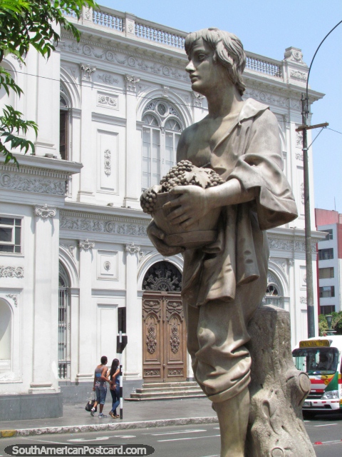 Una estatua de ilustraciones a travs del camino del Museo de Arte en Lima. (480x640px). Per, Sudamerica.