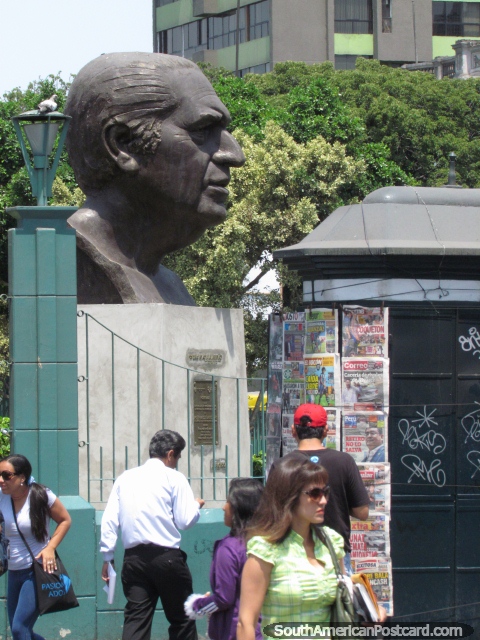 Fernando Belaunde Terry (1912-2002) cabeza grande, monumento en Lima, Presidente. (480x640px). Perú, Sudamerica.