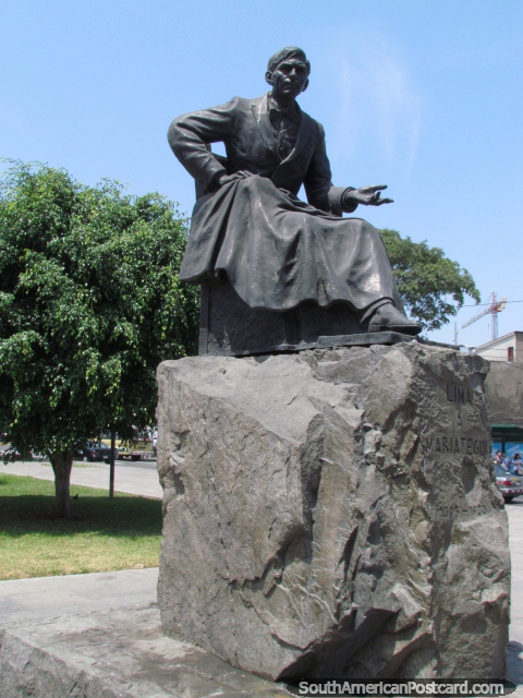Maria Tegui (Jose Carlos Maria Tegui) (1894-1930) estatua en Lima, un periodista. (480x640px). Perú, Sudamerica.