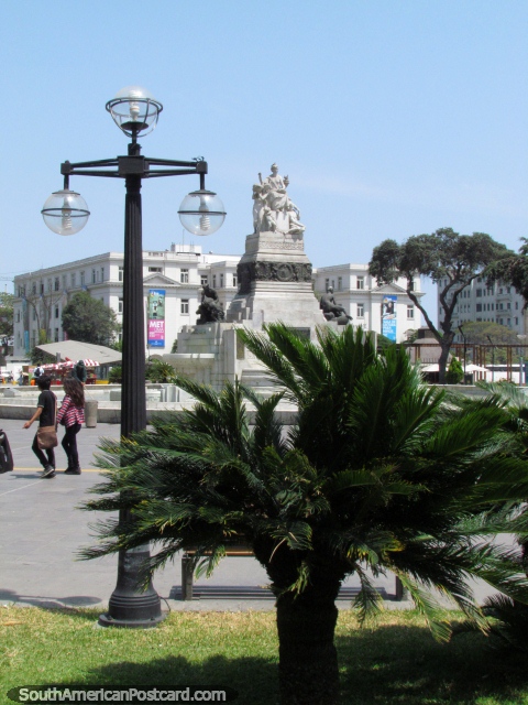 A praça pública central e monumento no parque Parque da Exposicion em Lima. (480x640px). Peru, América do Sul.