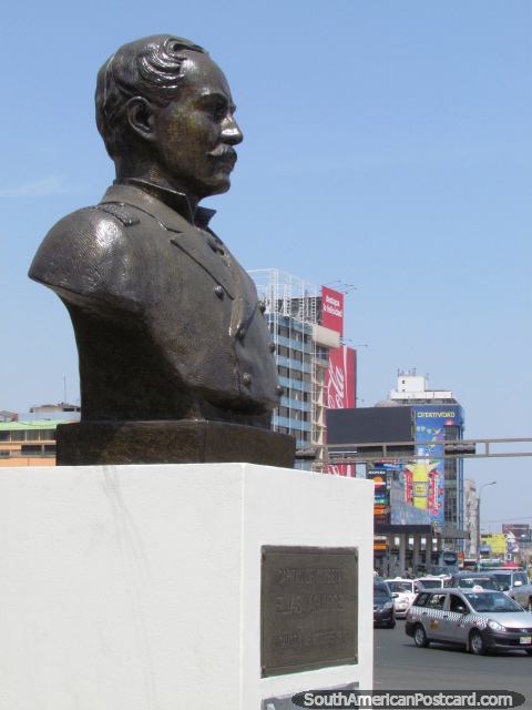 El Capitán Elias Aguirre, busto del hombre militar en Plaza Miquel Grau en Lima. (480x640px). Perú, Sudamerica.