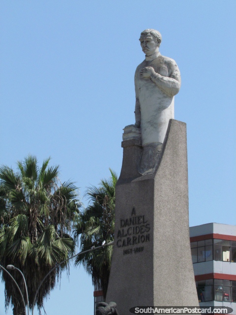 Monumento a Daniel Alcides Carrion (1857-1885) en un Parque de Lima, un estudiante de medicina. (480x640px). Per, Sudamerica.