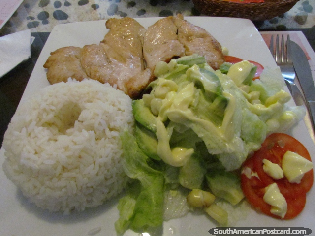 Frango, arroz e refeição de salada em restaurante Santo Pecado em Tacna, yum! (640x480px). Peru, América do Sul.