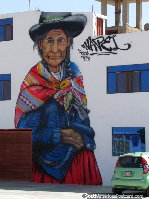 Pintura mural fantástica y enorme de una mujer indígena con telas tradicionales y sombrero en Tacna. (480x640px). Perú, Sudamerica.