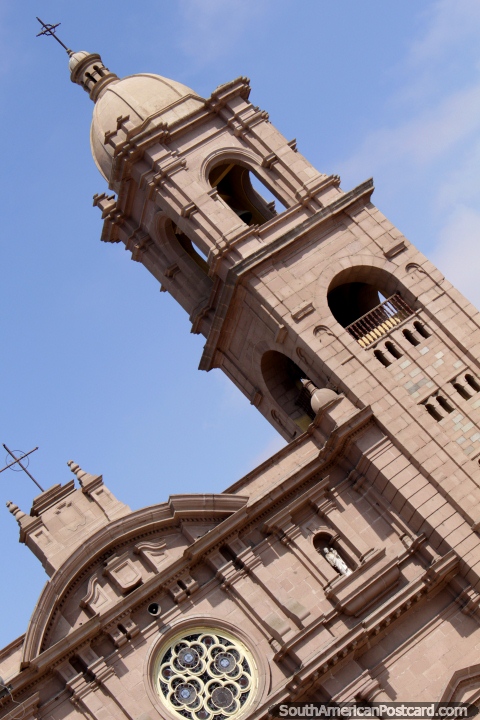Catedral de Tacna, construïda desde 1875 para a frente e terminada em 1954. (480x720px). Peru, América do Sul.