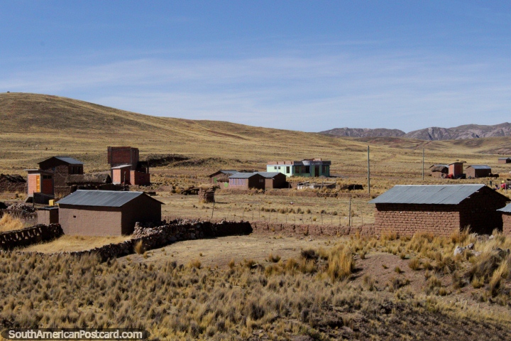 Edifcios de tijolos da lama e terra de cultivo em volta de Torata. (720x480px). Peru, Amrica do Sul.