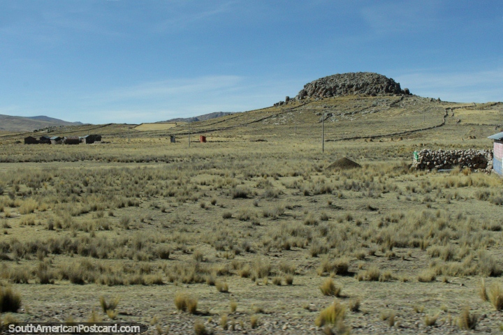 Uma colina coroou com um grupo de rochas ao oeste de Desaguadero. (720x480px). Peru, América do Sul.