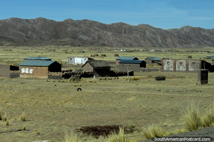 As pequenas comunidades espalham-se através do terreno áspero ao oeste de Desaguadero. (720x480px). Peru, América do Sul.