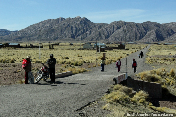 Um caminho e comunidade a 20 km ao oeste de Desaguadero, as crianças vão para casa da escola. (720x480px). Peru, América do Sul.