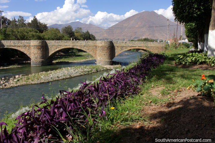 Construda entre 1879 e 1884, a ponte Calicanto  um cone de Huanuco. (720x480px). Peru, Amrica do Sul.