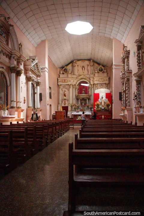 Convidei-me a fazer fotos dentro de Parroquia El Sagrario la Merced em Huanuco. (480x720px). Peru, América do Sul.