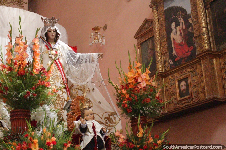 Ã�dolo virginal, figuras religiosas em Parroquia El Sagrario la Merced em Huanuco. (720x480px). Peru, América do Sul.
