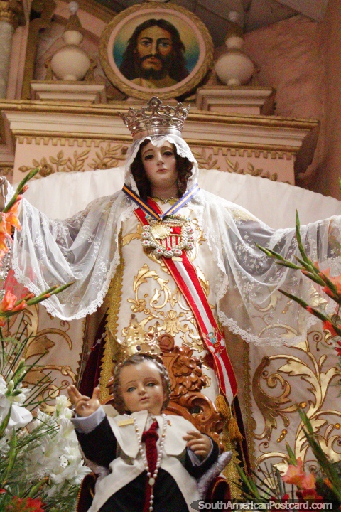Idolos religiosos en la iglesia, virgen y bebé, Parroquia El Sagrario la Merced en Huánuco. (480x720px). Perú, Sudamerica.