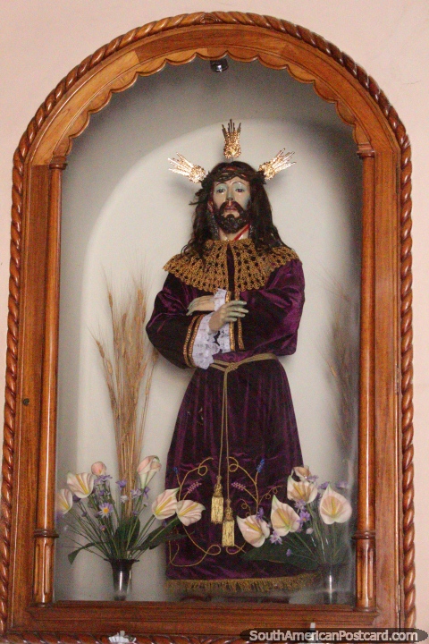 Uma figura religioso vestiu-se em mantos purpúreos, Parroquia El Sagrario la Merced em Huanuco. (480x720px). Peru, América do Sul.