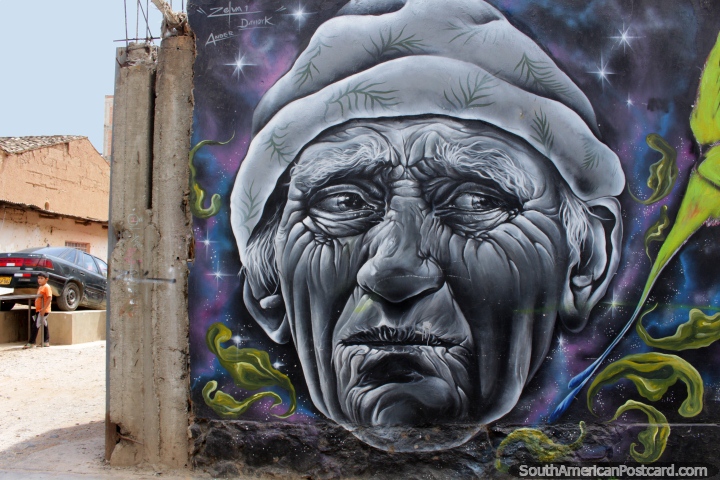 Gran mural del primer de la cara de un anciano, en Hunuco. (720x480px). Per, Sudamerica.