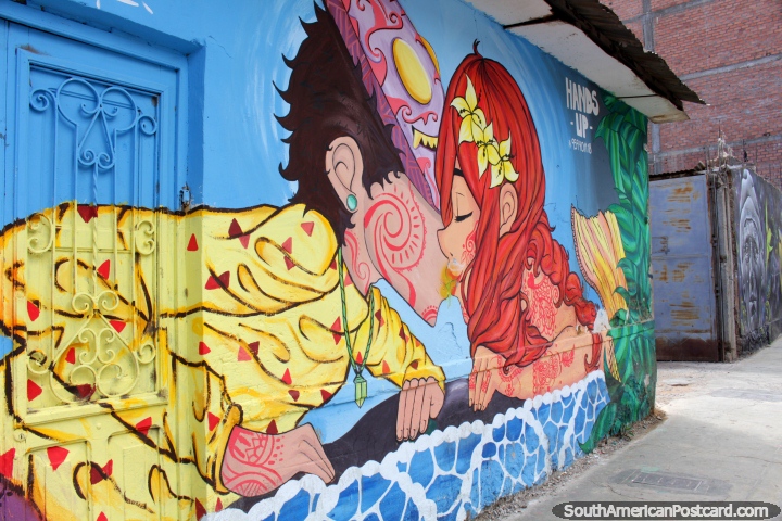 Menina e rapaz que se beija, mural colorido em uma parede colorida em Huanuco. (720x480px). Peru, Amrica do Sul.