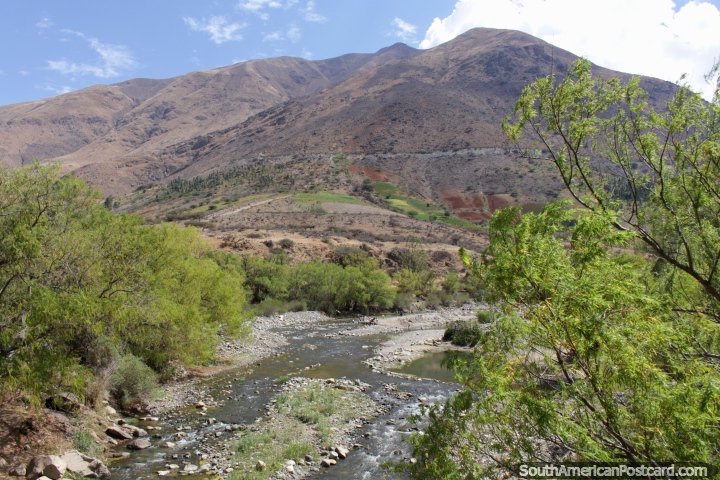 Visão do rio cheio de pedras e colinas em volta de Kotosh em Huanuco. (720x480px). Peru, América do Sul.