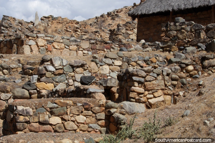 Los restos de construcciones de piedra en Kotosh (1800 AC), cerca de Huánuco. (720x480px). Perú, Sudamerica.