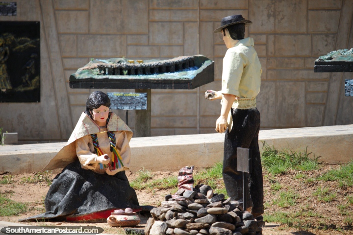 Um par de figuras no tema instala-se junto de Kotosh em Huanuco, mulher e homem. (720x480px). Peru, Amrica do Sul.