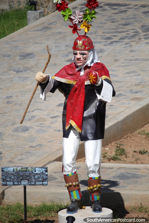 El Tuy Tuy, bailarino cultural do Peru, figura no parque de tema junto de Kotosh, Huanuco. (480x720px). Peru, Amrica do Sul.