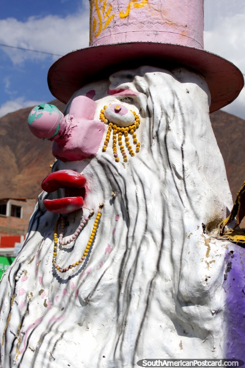 Otro personaje barbado de carnaval con un sombrero de copa, el modelo en un parque de Hunuco. (480x720px). Per, Sudamerica.
