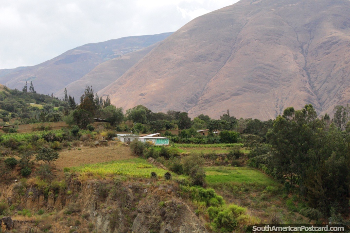 Encabeando abaixo as montanhas de Huanuco, um vale verde entre montanhas. (720x480px). Peru, Amrica do Sul.