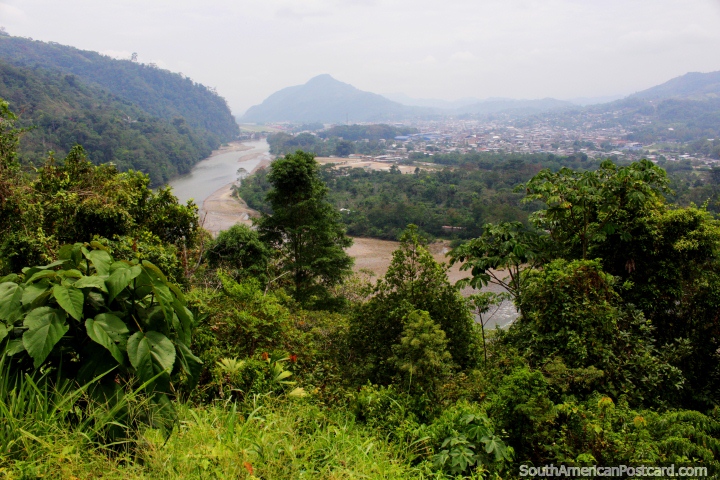 Visão de Tingo Maria de Miradouro Jacintillo, a cidade e rio. (720x480px). Peru, América do Sul.